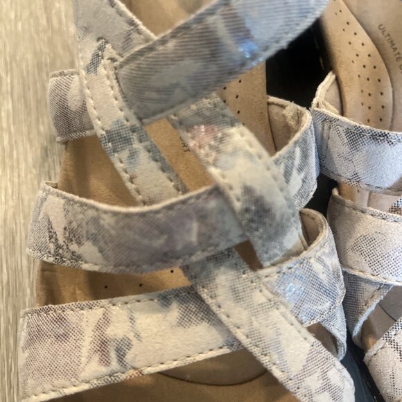 Clarks Collection 8.5 Strappy Sandals Merliah Beige Floral Comfort - Picture 2 of 5